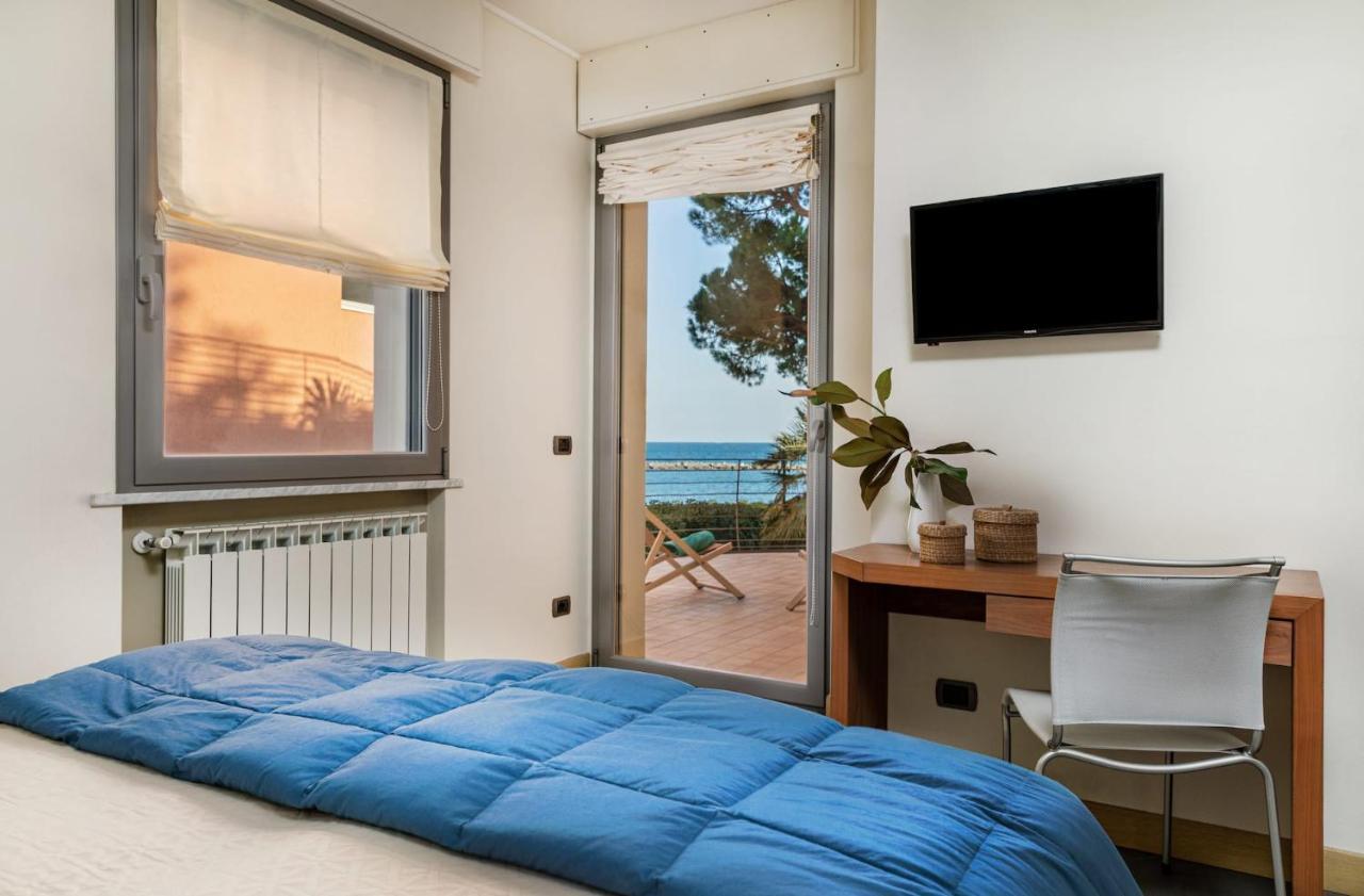 Appartamenti La Vela San Bartolomeo Al Mare Exteriör bild