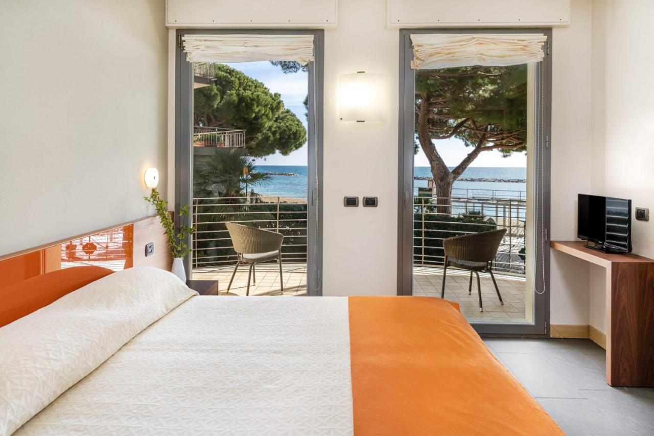 Appartamenti La Vela San Bartolomeo Al Mare Exteriör bild